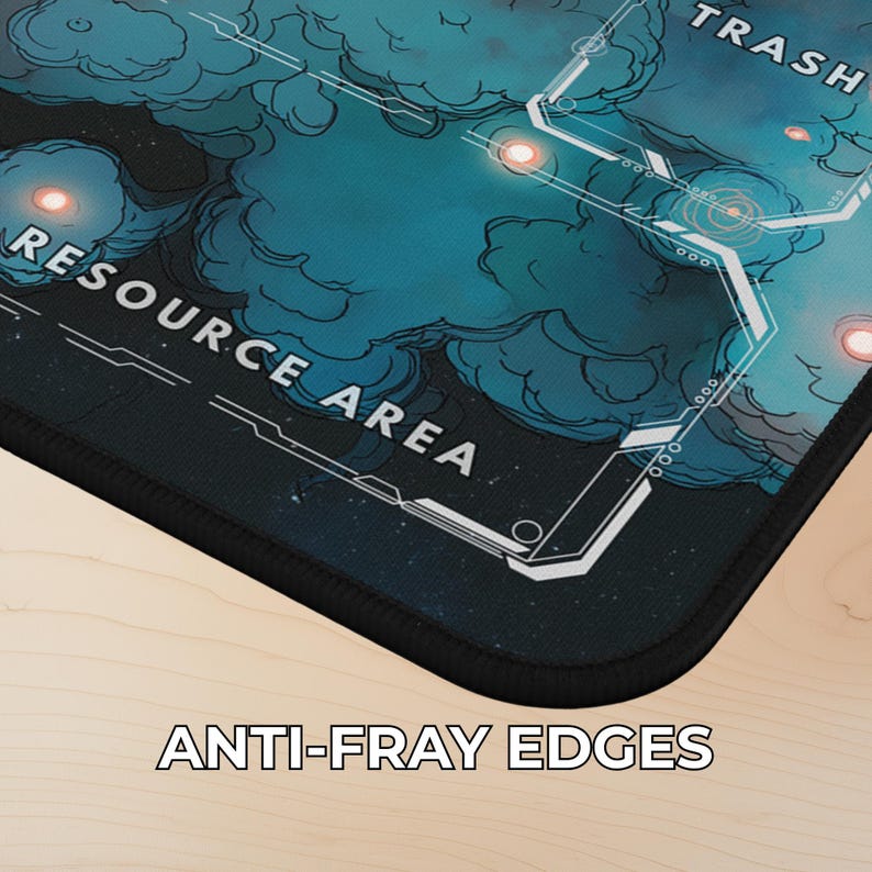 Puede incluir: Alfombrilla de rat&oacute;n para juegos negra y azul con un dise&ntilde;o de mapa. El mapa presenta las palabras "RESOURCE AREA" y "TRASH" en texto blanco. La alfombrilla tiene bordes antifricci&oacute;n.