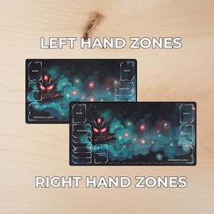 Puede incluir: Dos tapetes de juego rectangulares con un fondo oscuro y un dise&ntilde;o c&oacute;smico, con un robot de ojos rojos. Los tapetes est&aacute;n etiquetados con zonas para un juego de cartas, incluyendo "Deck", "Trash" y "Resource Area". El texto "LEFT HAND ZONES" y "RIGHT HAND ZONES" tambi&eacute;n es visible.