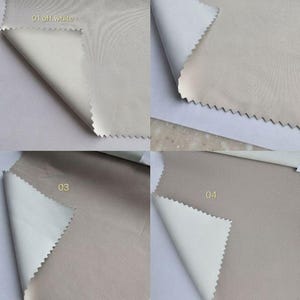 Puede incluir: Cuatro muestras de tela con bordes dentados, cada una con una capa superior lisa de color y un reverso blanco. Las muestras est&aacute;n etiquetadas 01 off white, 02, 03 y 04, mostrando un degradado de tonos beige y gris neutros en una cuadr&iacute;cula.