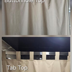 Puede incluir: Una cortina de ducha beige mostrada en dos estilos. La secci&oacute;n superior presenta un dise&ntilde;o de ojales con anillos met&aacute;licos en una barra. La secci&oacute;n inferior muestra un estilo de trabillas con lazos de tela en una barra. Texto: Buttonhole Top y Tab Top.