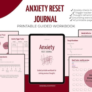 Könnte beinhalten: Ein digitales, druckbares Arbeitsbuch mit dem Titel "Anxiety Reset Journal", mit einem Tablet, das das Cover-Design anzeigt. Das Cover zeigt den Titel und abstrakte Kunst. Zusätzliche Seiten umfassen einen Trigger-Tracker.