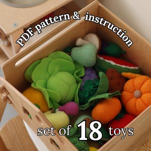 Puede incluir: Una caja de madera llena de 18 juguetes de fieltro coloridos que representan verduras y frutas. La caja incluye una col verde, una calabaza naranja, un limón amarillo y otros productos. El texto en la imagen dice "PDF pattern & instruction" y "set of 18 toys."