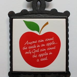 Vintage gietijzeren omlijste religieuze appeltegel trivet 1992