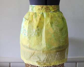 Delantal frontal transparente floral amarillo vintage de los años 50