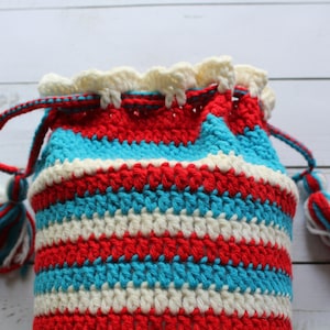 Vintage Handmade Recycled Bottle Red White Blue Stripes Crochet Drawstring Bag 1980s zdjęcie 1