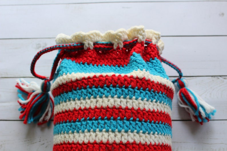 Vintage Handmade Recycled Bottle Red White Blue Stripes Crochet Drawstring Bag 1980s zdjęcie 1