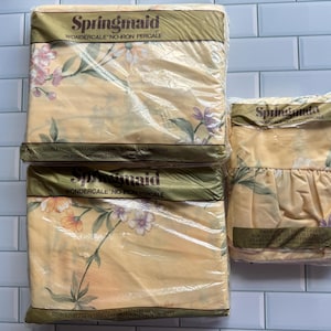 Puede incluir: Tres paquetes de ropa de cama Springmaid Wondercale de percal sin planchado con estampado floral amarillo. El juego incluye una sábana bajera, una sábana encimera y dos fundas de almohada estándar, selladas en su embalaje plástico original.