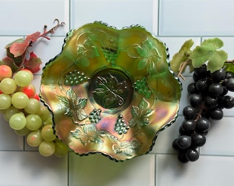 Bol de cristal Fenton Green Carnival con diseño de uvas, estilo vintage, década de 1960.