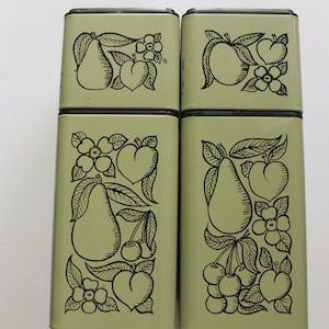 Vintage fruit en bloemenpatroon groene metalen bussen voor bloem - suiker - koekjes - thee - koffieopslag jaren 1950