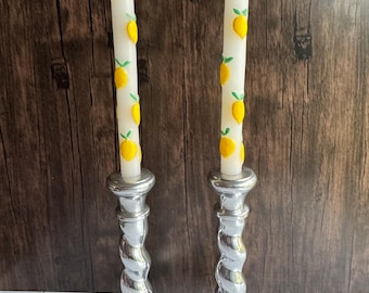 Par de candelabros decorativos vintage de aluminio retorcido de los años 80.