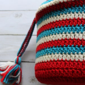 Vintage Handmade Recycled Bottle Red White Blue Stripes Crochet Drawstring Bag 1980s zdjęcie 3