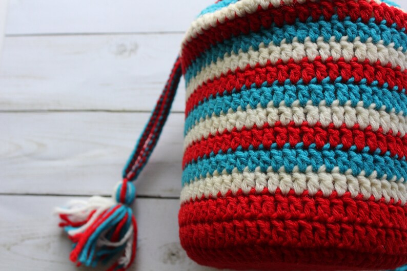 Vintage Handmade Recycled Bottle Red White Blue Stripes Crochet Drawstring Bag 1980s zdjęcie 3
