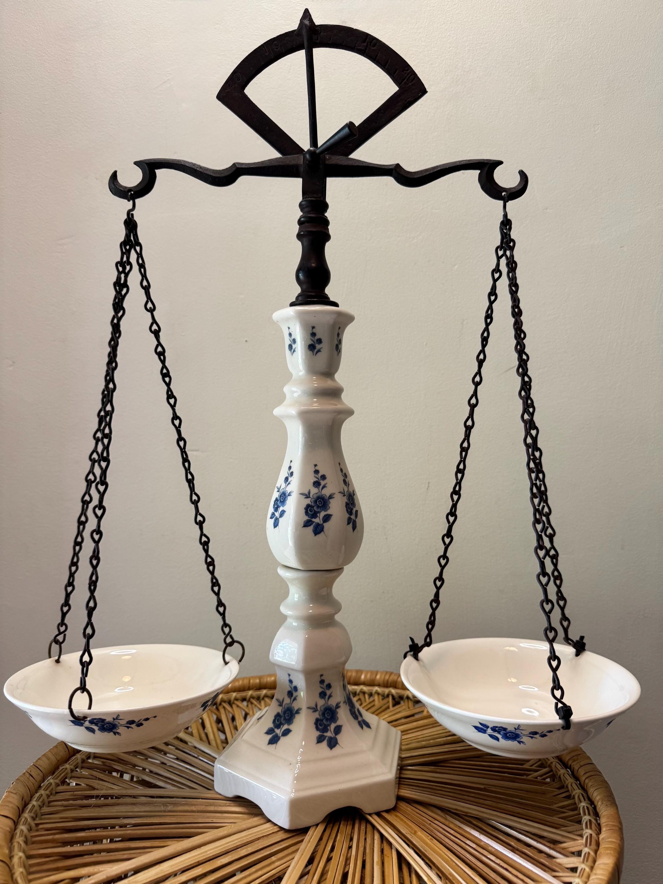 ヴィンテージの青と白の花柄磁器鋳物天秤 1950年代 - Etsy 日本