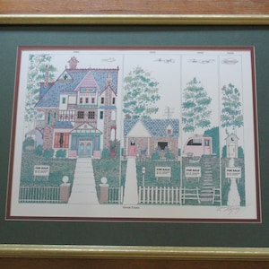 Puede incluir: Una impresión enmarcada de una ilustración de dibujos animados que representa una casa que se encoge con el tiempo. La impresión muestra la casa en cuatro etapas, comenzando con una casa grande y elaborada de estilo victoriano y terminando con una pequeña letrina. Cada etapa está etiquetada con un año y una etiqueta de precio que dice "EN VENTA 12.000 €".