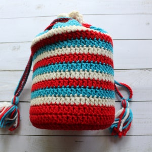 Vintage Handmade Recycled Bottle Red White Blue Stripes Crochet Drawstring Bag 1980s zdjęcie 2