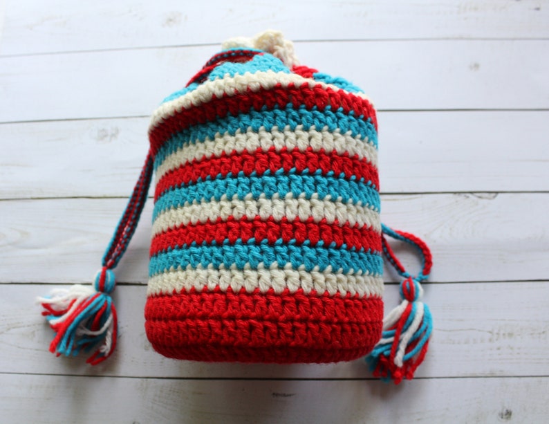 Vintage Handmade Recycled Bottle Red White Blue Stripes Crochet Drawstring Bag 1980s zdjęcie 2