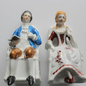Vintage Set de porcelaine victorienne Lady and Gentleman Couple assis dans des chaises des années 1950