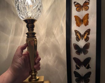 Lámpara de mesa eléctrica vintage con acento de latón y cristal grabado, estilo huracán, década de 1980