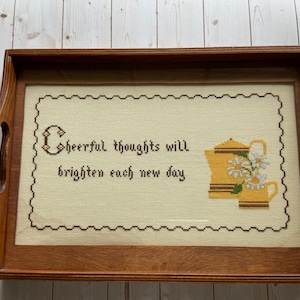 Vintage houten frame met kruisgestikte vrolijke gedachten jaren 70