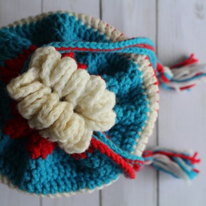 Vintage Handmade Recycled Bottle Red White Blue Stripes Crochet Drawstring Bag 1980s zdjęcie 4