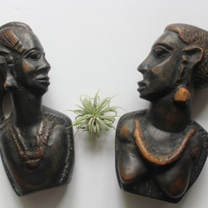 Statues africaines de buste d&#39;homme et de femme en bois sculpté à la main vintage des années 1970