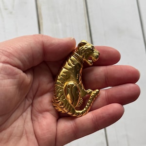 Broche vintage de tigre con ojo rojo en tono dorado, década de 1980