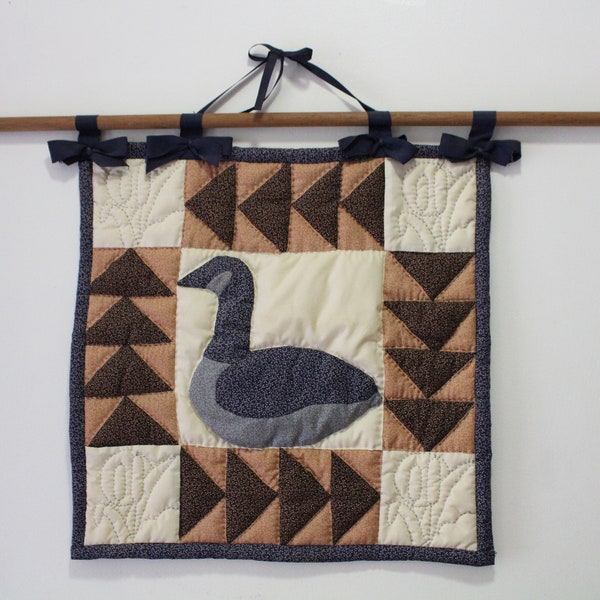 Vintage Dekorative Hängende Goose Quilt Quadratische Wandkunst Von Virginia Eaker 1970er Jahre