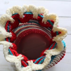 Vintage Handmade Recycled Bottle Red White Blue Stripes Crochet Drawstring Bag 1980s zdjęcie 5
