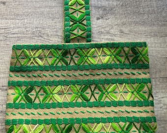 Sac fourre-tout vintage en toile de jute brodée en fil vert avec poignée supérieure des années 1970