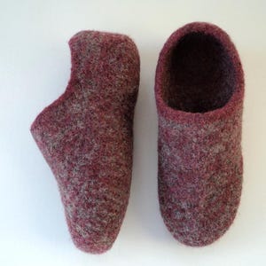 Peut inclure: Une paire de chaussons en laine feutrée dans un mélange chiné de bordeaux profond et de gris chiné. Les chaussons présentent un bout arrondi, un talon haut, une construction épaisse et texturée avec un design sans couture et une ouverture.