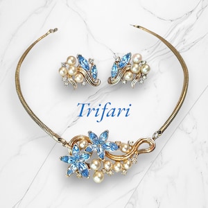 Crown Trifari Choker / Halsband och Örhängen, Konstpärla, Ljusa Safirblommor i Strass, 1953 Alfred Philippe, Patent ansökt.