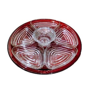Op de afbeelding: Een rood glazen dienblad met zes individuele glazen kommen. De kommen zijn in een cirkel rond een centrale kom gerangschikt. Het dienblad is perfect om snacks of hapjes te serveren.