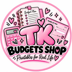 K&ouml;nnte beinhalten: Ein kreisf&ouml;rmiges Logo mit dem rosa Text TK und dem schwarzen Text BUGETS SHOP sowie dem Schriftzug Printables for Real Life. Das Design enth&auml;lt einen rosa Taschenrechner, ein spiralgebundenes Budget Plan Notizbuch und einen Bank of IOU Scheck.