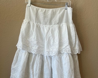 Falda enagua vintage de encaje con ojales y detalles de cinta, talla M.