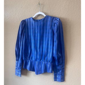 Vintage 80-tals blårandig blus med knappar baktill, storlek S