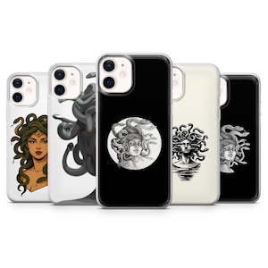 Peut inclure: Une collection de coques de téléphone avec des illustrations de Méduse. Les coques présentent diverses interprétations artistiques de Méduse, avec des motifs en noir, blanc et nuances de vert et d'or. Les coques sont conçues pour un smartphone.