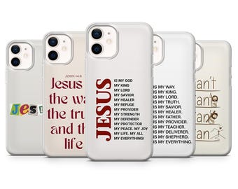 Op de afbeelding: Een verzameling witte telefoonhoesjes met verschillende religieuze tekstontwerpen. Eén hoesje heeft het woord "Jest" in kleurrijke letters. Andere hoesjes bevatten de woorden "Jezus", "de weg, de waarheid en het leven" en andere inspirerende zinnen.