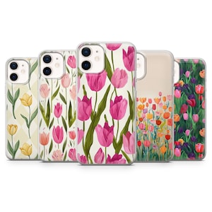 Peut inclure: Cinq coques de téléphone avec des motifs floraux. Les coques présentent des motifs de tulipes roses, jaunes, oranges et violettes, sur des fonds blancs et crème. Les coques sont en plastique transparent, protégeant le téléphone.
