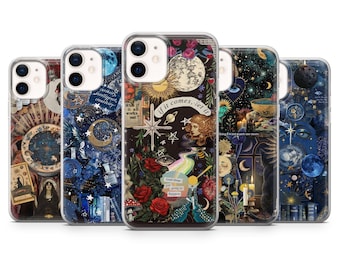 Puede incluir: Una colección de cinco fundas para teléfono con diseños celestiales y botánicos. Cada funda presenta un borde transparente y un collage único de lunas, estrellas, flores y texto. La paleta de colores incluye azules, rojos y dorados, creando una estética mística.