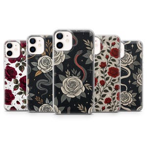 Puede incluir: Cinco fundas para teléfono con diseños florales y de serpientes. Las fundas presentan rosas en rojo y blanco, y serpientes en gris y rojo. Los fondos varían de negro a crema, con detalles de estrellas y hojas.