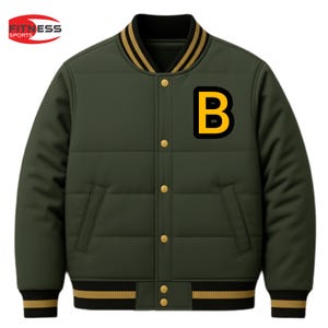 Pode incluir: Casaco universitário verde-oliva com um grande patch "B" amarelo. O casaco apresenta acabamentos listrados dourados e pretos na gola, punhos e bainha, e botões dourados na frente. O logotipo "Fitness Sports" está no canto superior esquerdo.