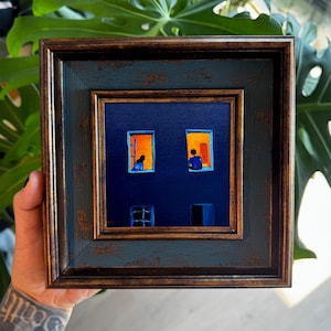 "Someone Else Is Awake" Mini olieverfschilderij 4x4, origineel handgemaakt ingelijst kunstwerk met een nachtelijk stadsgezicht, gezellige blauwe wanddecoratie, cadeau voor je eerste appartement