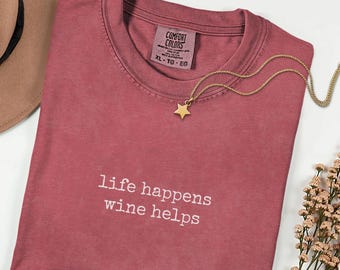 Life Happens Wine Helps-shirt, comfortkleuren 1717 grappig drinkt-shirt, minimalistisch T-shirt wijnliefhebber typografie, vintage esthetiek