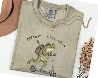 Off to Kill a Character grappige kikker shirt, schrijver kikker op een scooter T-shirt, cadeau voor auteurs, comfort kleuren Weird Cottagecore tshirt