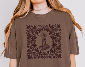 Shirt langzaam branden, minimalistisch T-shirt met linosnede kaars, donkere cottagecore comfortkleuren 1717, cadeau lezer met subtiele romantiek