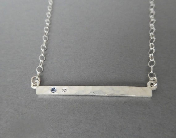 Collier à barre horizontale martelée saphirs et diamants Yogo