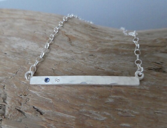 Collier à barre horizontale martelée saphirs et diamants Yogo