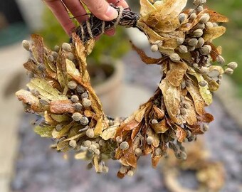 Corona de otoño, elementos biodegradables naturales secos, barnizada.