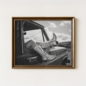 Cowgirllaarzen hangend uit autoraam schilderij print | Zwart-wit | Modekunst | Klaagmuurkunst | Westerse kamerdecoratie | CBH3