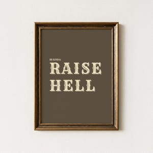 Be Kind and Raise Hell Wall Art Western Print | Rustikales Cowboy Zitat Druck | Vintage Typografie Spruch Print | Rustikale Westernkunst | BKA1